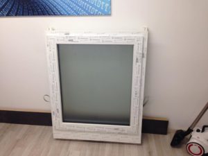 Neues Kunststofffenster lehnt im Büro an der Wand