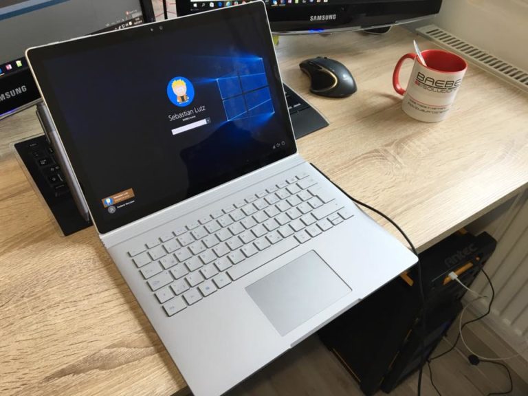 Microsoft Surface Book mit Windows-Anmeldebildschirm am Arbeitsplatz