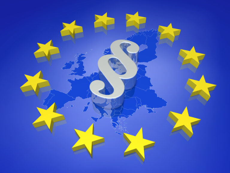 Paragrafenzeichen auf Europakarte im Sternenkreis – Symbol für EU-Recht