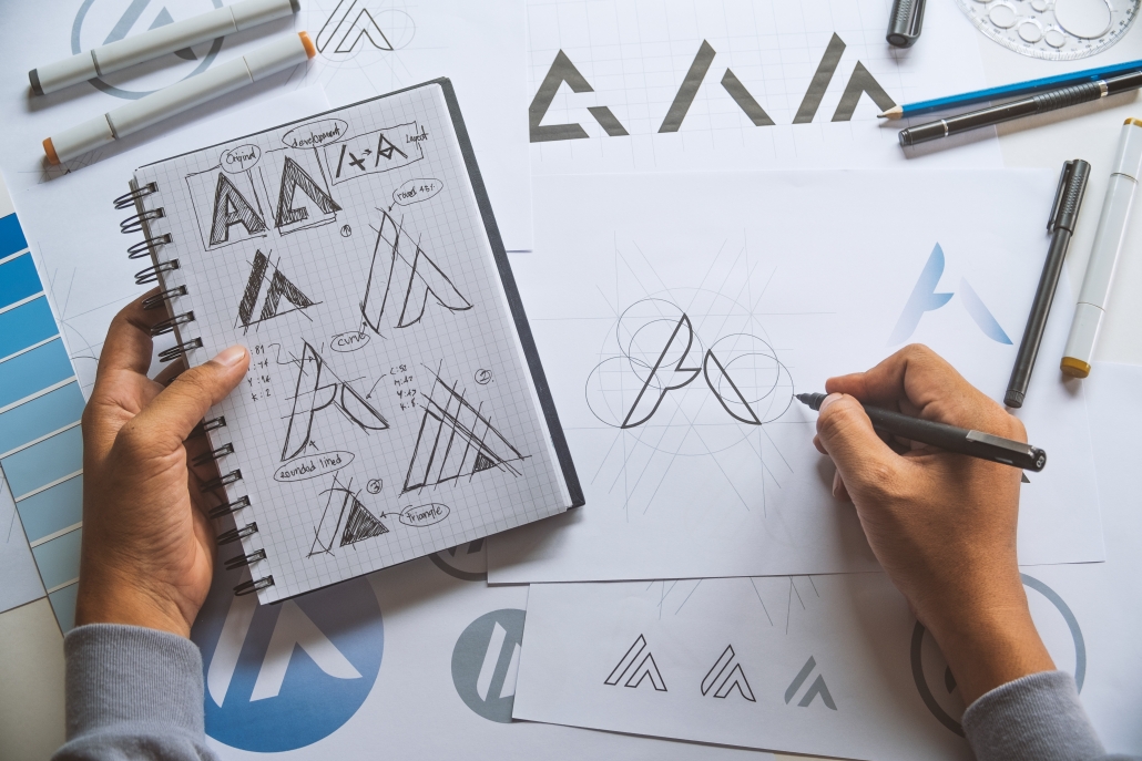 Handskizzen eines Logos im Notizbuch werden zur Vektorgrafik