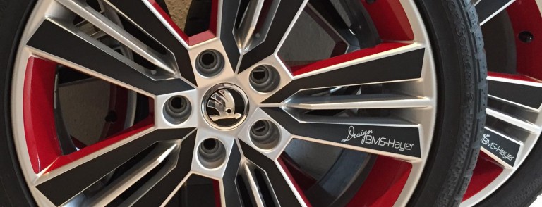 Folierte Škoda-Felgen in Schwarz und Rot mit Schriftzug Design BMS-Hayer