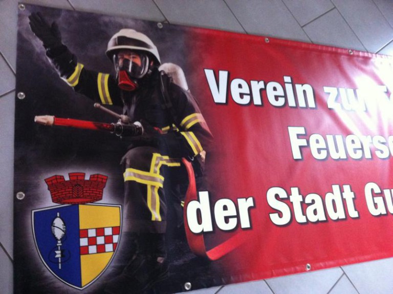 Digitalbanner mit Feuerwehrmann und Stadtwappen Gummersbach