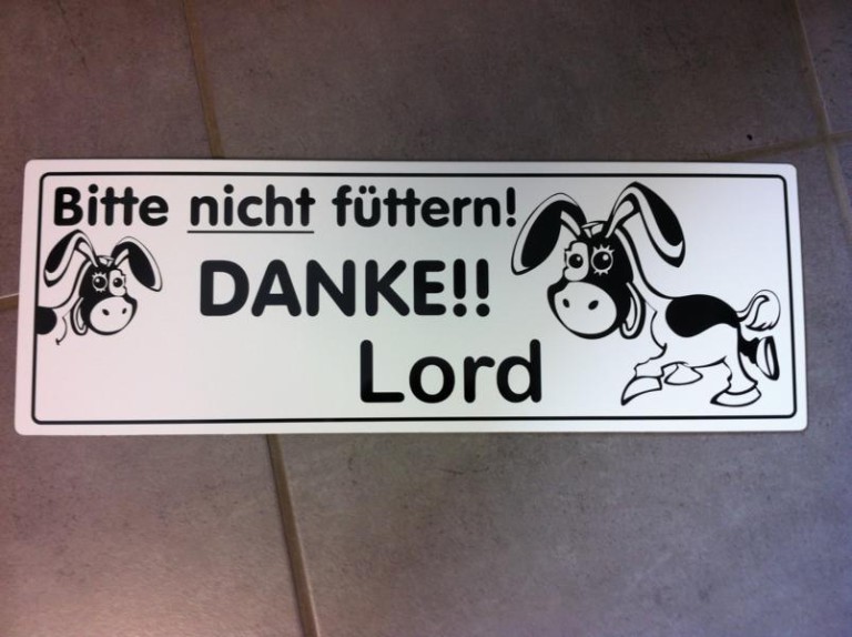 Kleines Schild „Bitte nicht füttern! Danke!! Lord“ mit Eselmotiv