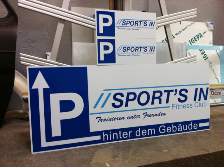Parkplatzschilder für den Fitness Club Sport's In