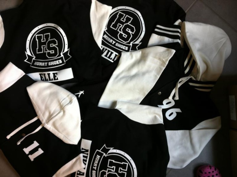 Collegejacken in Schwarz und Weiß mit Logo der Hurry Shoes
