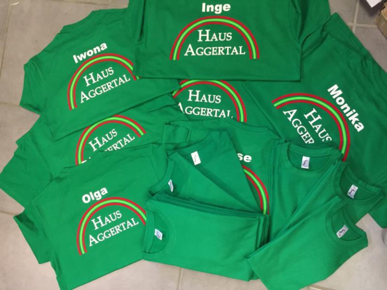 Grüne Shirts mit Namen und Logo des Hauses Aggertal