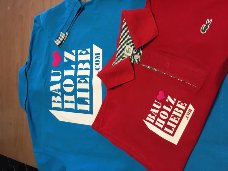 Poloshirts in Blau und Rot mit Druck „Bau Holz Liebe“