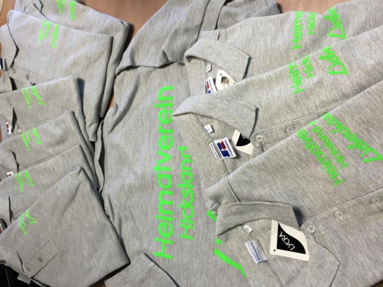 Heimatverein-Lieberhausen-Polos in Grau mit neongrüner Schrift