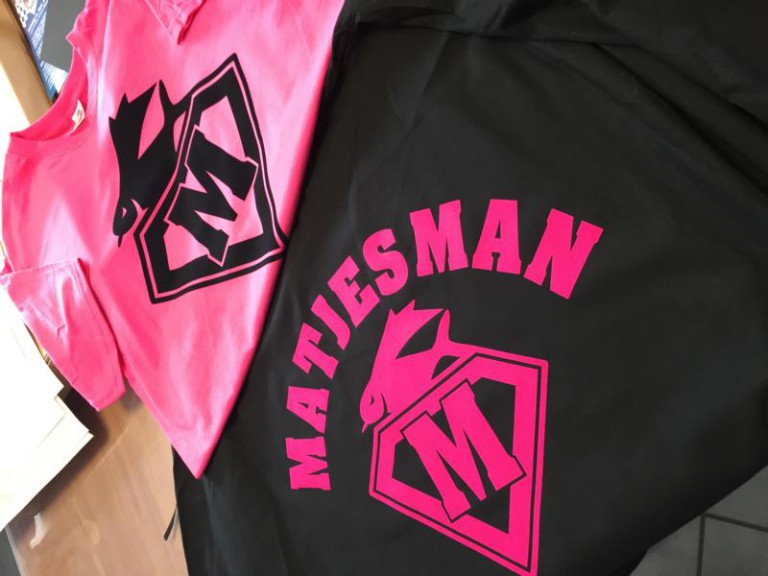 Shirts in Pink und Schwarz mit Superhelden-Logo „Matjesman“