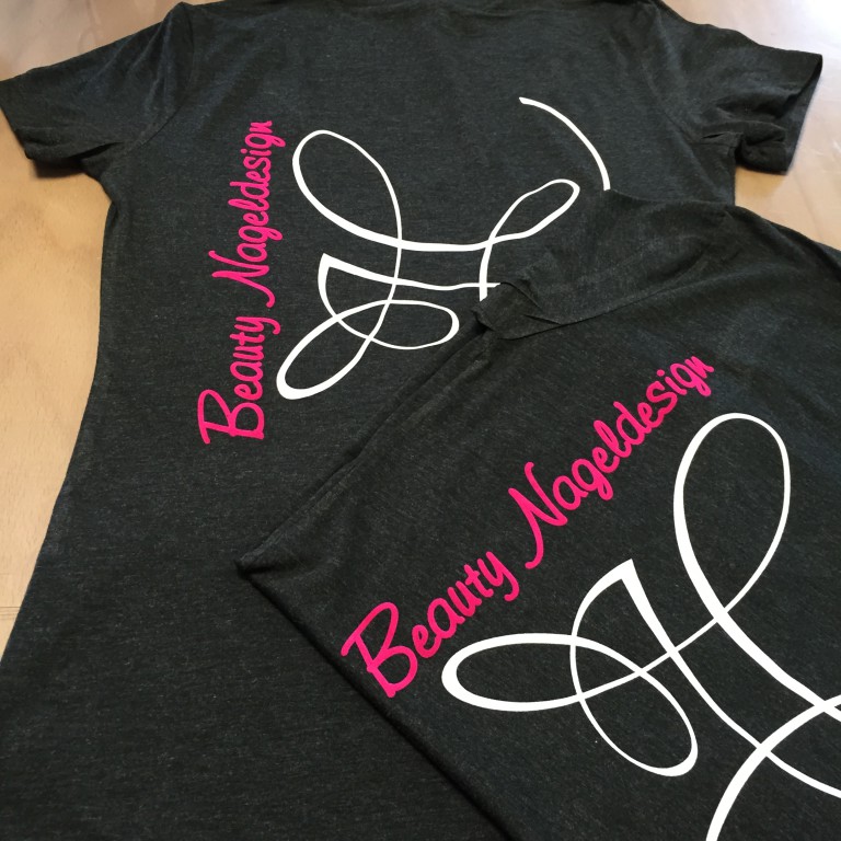 Schwarze Shirts mit pinkem Druck von Beauty Nageldesign