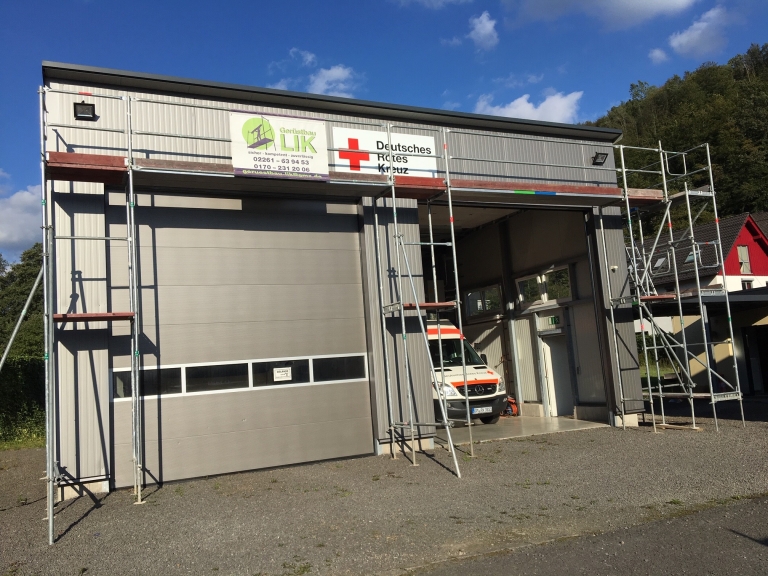 Neues Fassadenschild an der DRK-Rettungswache mit Gerüst