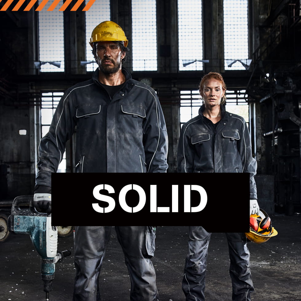 Robuste Arbeitskleidung der Kollektion Solid mit Schutzhelm