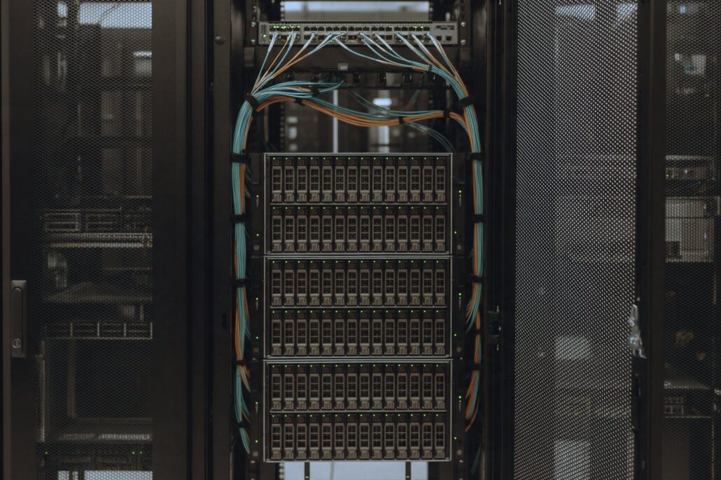 Datensicherung: Storage-Systeme mit Glasfaseranbindung im Serverschrank
