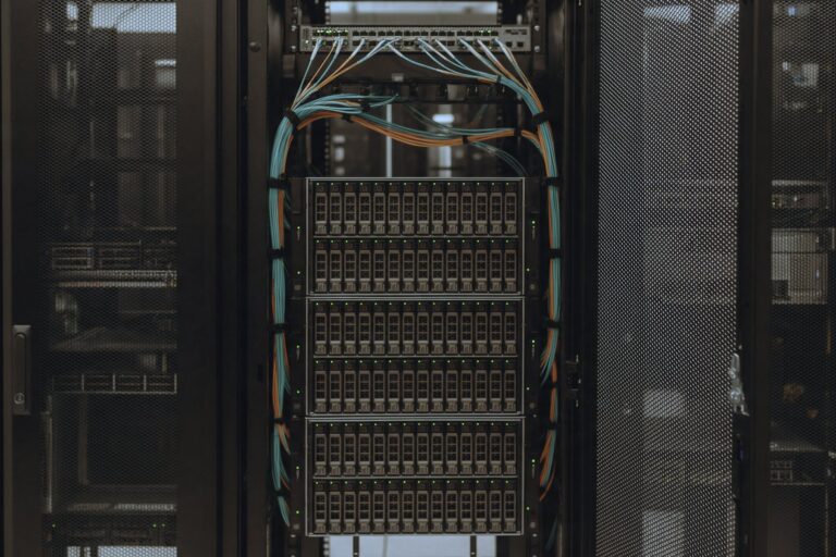 Datensicherung: Storage-Systeme mit Glasfaseranbindung im Serverschrank