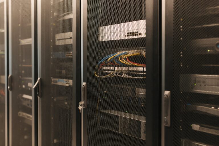 Colocation: abschließbarer Serverschrank mit eigener Kundenhardware