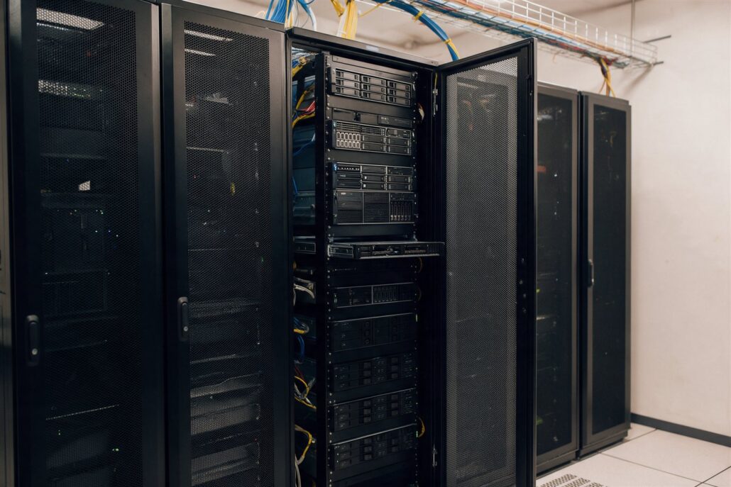 HPE-Server: Serverschrank in einer Schrankreihe mit Rackservern, ein Server zur Wartung herausgezogen